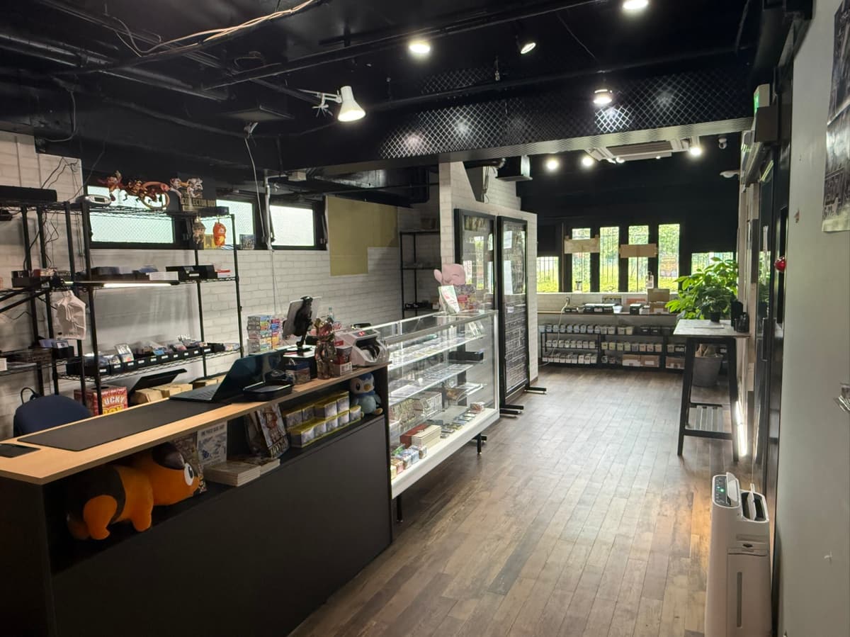 レジ・展示ケース周りの店内